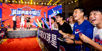 篮球明星中国行活动策划现场，球迷热情参与
